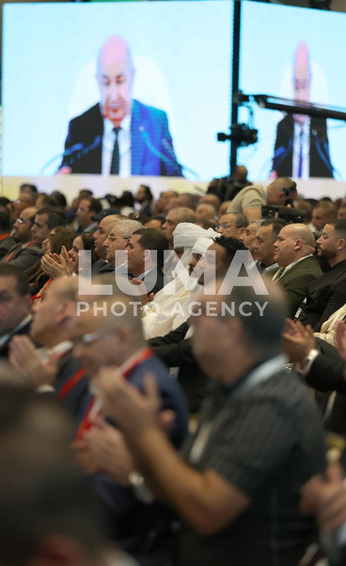 تبون يلتقي المتعاملين الاقتصاديين بالمركز الدولي للمؤتمرات