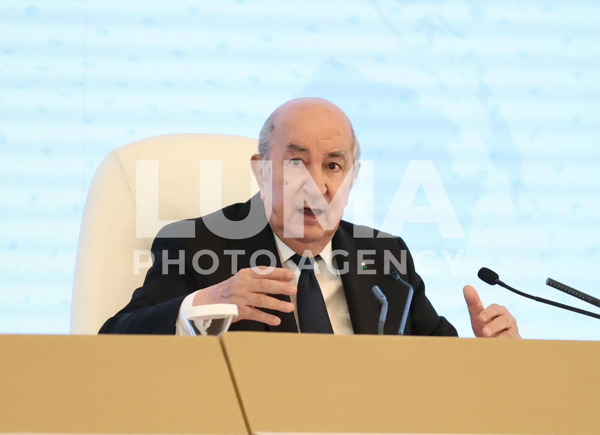 تبون يلتقي المتعاملين الاقتصاديين بالمركز الدولي للمؤتمرات